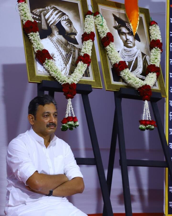 त्यावेळी व्यासपीठावरच त्यांच्यामध्ये चर्चा झाली. लेखी आश्वासनाशिवाय हे उपोषण मागे घेणार नाही अशी भूमिका खासदार संभाजीराजे यांनी मांडली होती.