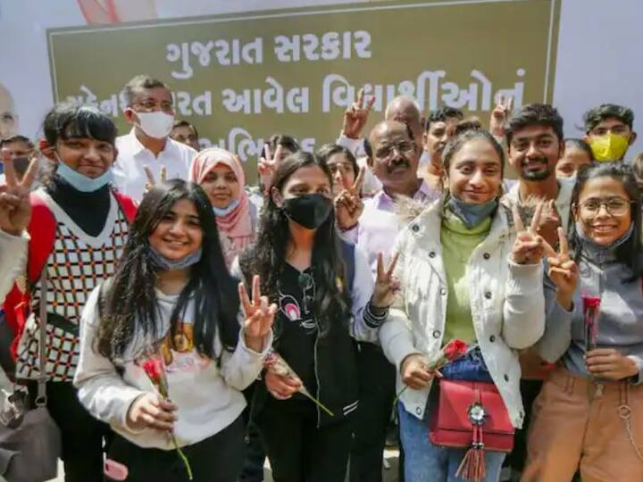 ਯੂਕਰੇਨ ਦੀਆਂ ਸੜਕਾਂ ਜੰਗ ਦਾ ਮੈਦਾਨ ਬਣ ਗਈਆਂ ਹਨ, ਇਸ ਦੌਰਾਨ ਯੂਕਰੇਨ ਛੱਡਣ ਵਾਲੇ ਲੋਕਾਂ ਦੀ ਗਿਣਤੀ ਵੱਧ ਰਹੀ ਹੈ।