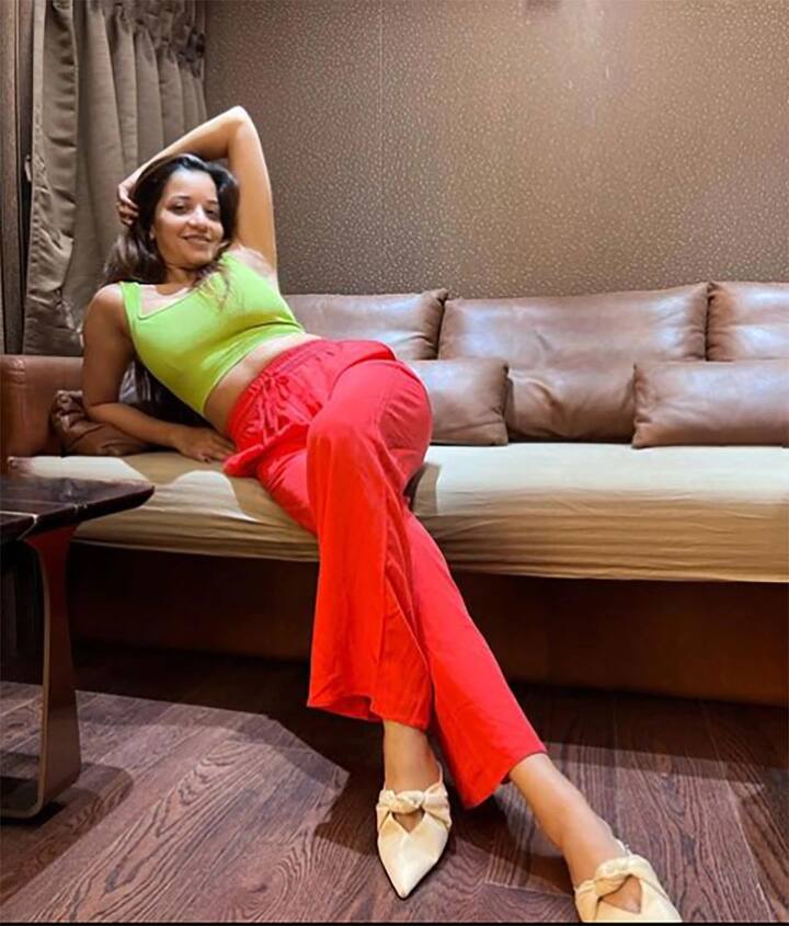 इस फोटो में मोनालिसा अपनी वैनिटी के अंदर सोफे पर बेहद कातिलाना पोज़ देती दिख रही हैं.