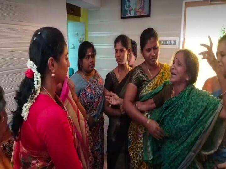 Nagapattinam fishermen issue , Fisherwomen requests Minister to solve the issue அமைச்சரின் காலில் விழுந்து காரைக்கால் மாவட்ட மீனவப் பெண்கள் கதறல்