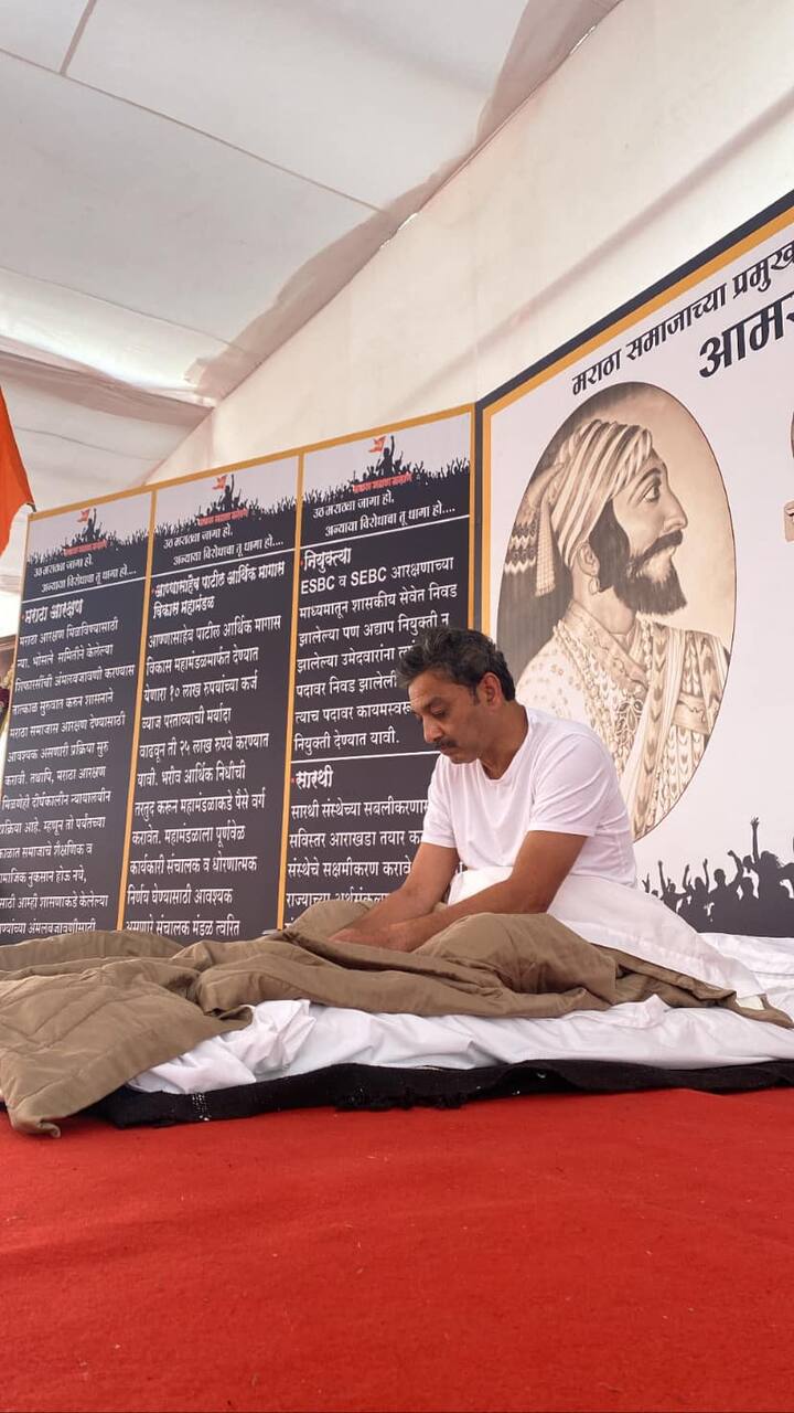 मराठा समाजाच्या मागण्यांसाठी गेली दोन दिवस सुरू असलेलं उपोषण हे खासदार संभाजीराजे छत्रपतींनी सोडलं आहे.