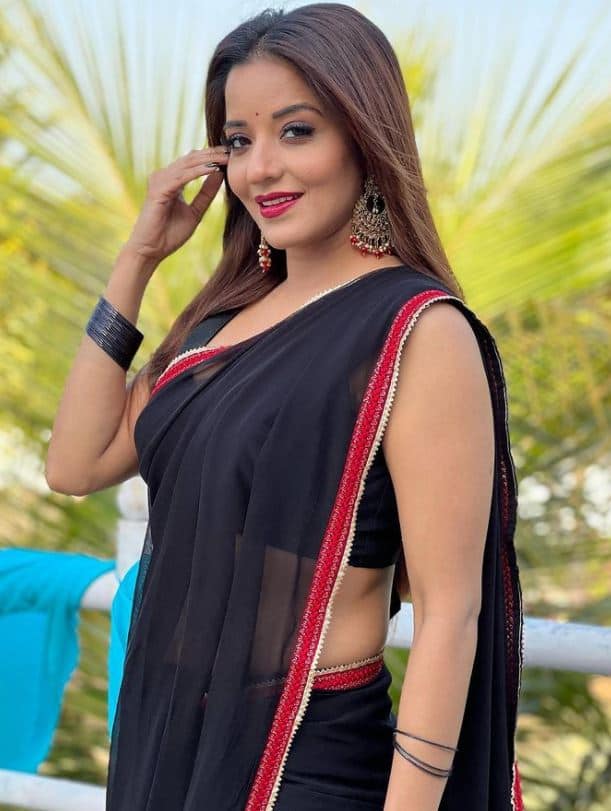 તસવીરોમાં એક્ટ્રેસ મોનાલિસાની કિલર સ્માઇલ પર ફેન્સ ફિદા થતા દેખાઇ રહ્યાં છે. મોનાલિસાની આ તસવીરોને ઢગલાબંધ લાઇક્સ અને કૉમેન્ટ્સ મળી ચૂકી છે. આનાથી અંદાજ લગાવી શકાય છે કે આ તસવીરોને લોકો કેટલી પસંદ કરી રહ્યાં છે. મોનાલિસાનો સાડી લૂક ફેન્સને પસંદ આવ્યો છે.