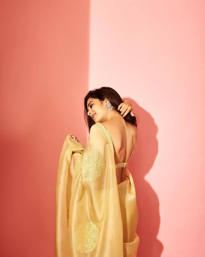 नुकतंच मिथिलाने एका नव्या फोटोशूटचे काही फोटो शेअर केले आहेत. (photo:mipalkarofficial/ig)