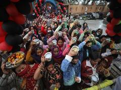 Mahashivratri 2022: महाशिवरात्रि पर जम्मू के आप शंभू मंदिर में उमड़ी श्रद्धालुओं की भीड़, भोले बाबा को चढ़ाया दूध, देखें तस्वीरें