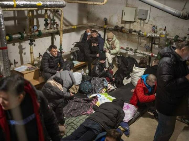 Ukraine Russia War Vladimir Putin Russian Military attack Ukraine Food Crisis जंग से बदतर हुए यूक्रेन के हालात, घरों में कैद होने को मजबूर हुए लोग, खाने-पीने के संकट ने बढ़ाई मुश्किलें
