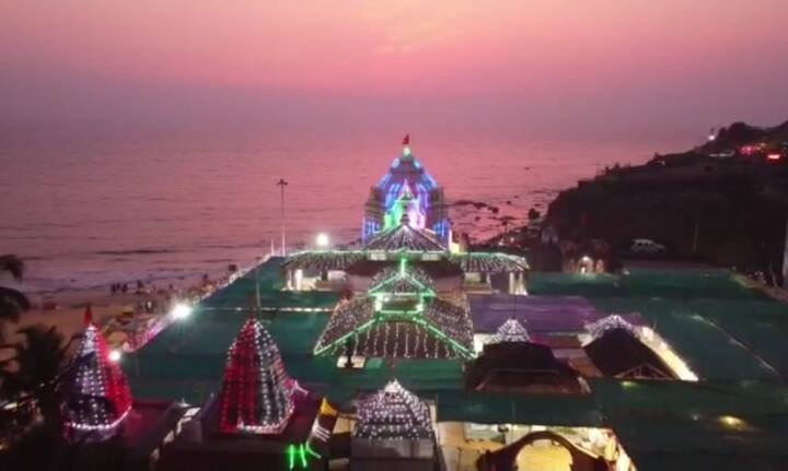 रात्रीपासून मंदिरात दर्शनासाठी भाविकांची मोठी गर्दी मंदिर परिसर आहे.