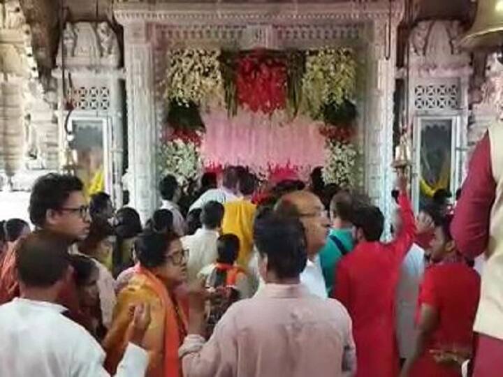 Crowd of devotees at the famous Babulnath temple in Mumbai on the occasion of Mahashivaratri Mahashivratri 2022 : महाशिवरात्रीनिमित्त मुंबईतील प्रसिद्ध बाबुलनाथ मंदिरात भाविकांची गर्दी