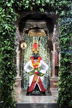 PHOTO : अवघा रंग एक झाला... बेलाच्या पानांनी सजला विठुरायाचा गाभारा!