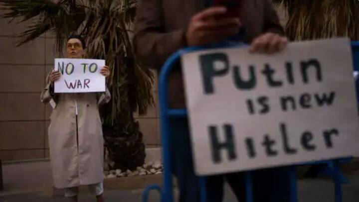 ਜਰਮਨੀ ਵਿੱਚ ਹਜ਼ਾਰਾਂ ਲੋਕਾਂ ਨੇ ਇਕੱਠੇ ਹੋ ਕੇ ਪੁਤਿਨ ਦੀ ਤੁਲਨਾ ਹਿਟਲਰ ਨਾਲ ਕੀਤੀ ਅਤੇ ਨਾਅਰੇਬਾਜ਼ੀ ਕੀਤੀ ਅਤੇ ਇਸ ਜੰਗ ਨੂੰ ਰੋਕਣ ਦੀ ਅਪੀਲ ਕੀਤੀ। ਯੂਕਰੇਨ 'ਤੇ ਰੂਸ ਦੇ ਹਮਲੇ ਦੇ ਖਿਲਾਫ ਬਰਲਿਨ 'ਚ ਕਰੀਬ ਇਕ ਲੱਖ ਲੋਕਾਂ ਨੇ ਪ੍ਰਦਰਸ਼ਨ ਕੀਤਾ।