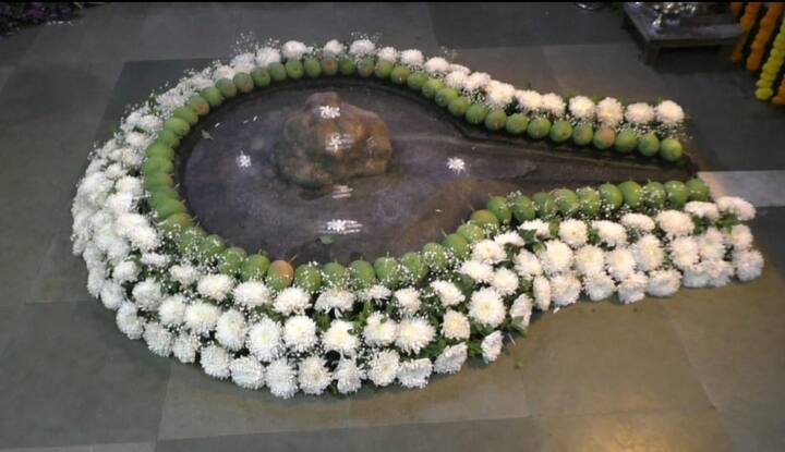 काशी येथे 108 शिवलिंगे आहेत तर कुणकेश्वर येथे 107 शिवलिंगे आहेत.