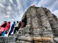 Mahashivratri 2022: महाशिवरात्रि पर जम्मू के आप शंभू मंदिर में उमड़ी श्रद्धालुओं की भीड़, भोले बाबा को चढ़ाया दूध, देखें तस्वीरें