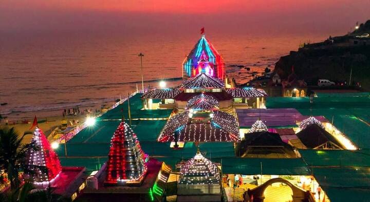 या मंदिराच्या मागे असलेल्या शिवलिंगांमुळेच या स्थानाला कोकणची काशी असे संबोधले जाते.