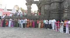 औंढा नागनाथ मंदिरात दर्शनासाठी भाविकांची गर्दी