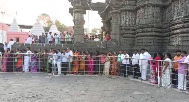 महाशिवरात्रीनिमित्त हिंगोलीतील औंढा नागनाथ मंदिरात भाविकांच्या रांगा