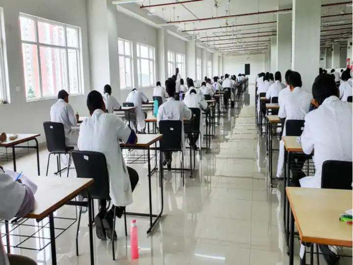 MBBS ਦੇ ਵਿਦਿਆਰਥੀ ਨੇ ਪ੍ਰੀਖਿਆ 'ਚ ਨਕਲ ਲਈ ਲਾਇਆ ਹਾਈਟੈਕ ਜੁਗਾੜ, ਸਰਜਰੀ ਨਾਲ ਇਸ ਥਾਂ 'ਤੇ ਫਿੱਟ ਕੀਤਾ ਬਲੂਟੁੱਥ ਡਿਵਾਈਸ