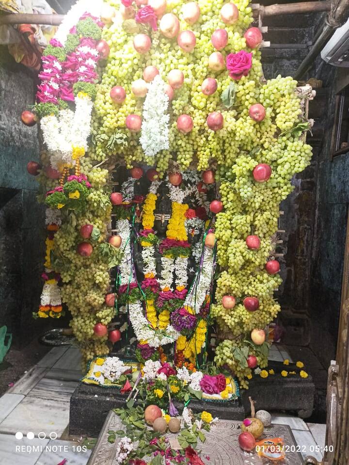 या पुरातन मंदिरात पाच हजार वर्षांपूर्वीची महादेवाची पिंड असून येथे पिंडीच्या ठिकाणी दागिन्याने नटविलेले अर्धनारी नटेश्वर आहेत
