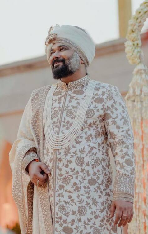 लव रंजनने इंस्टाग्रामवर लग्नसोहळ्यातील फोटो शेअर केले आहेत.