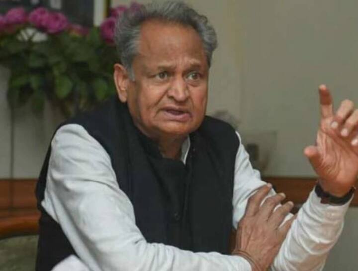 राजस्थान के मुख्यमंत्री अशोक गहलोत ने महाशिवरात्रि के अवसर पर ट्वीट कर कहा कि, '' #महाशिवरात्रि के पावन पर्व पर हार्दिक शुभकामनाएं. इस अवसर पर प्रार्थना है कि भगवान भोलेनाथ का आशीर्वाद सभी पर बना रहे, सभी स्वस्थ रहें और उन्नति एवं खुशहाली के पथ पर बढ़ते रहें.”