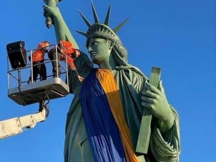 Russia Ukraine War America wraps Statue of liberty in ukraine flag Russia-Ukraine War: रूस से युद्ध के बीच यूक्रेन को अमेरिका ने दिया अनोखा समर्थन, स्टैच्यू ऑफ लिबर्टी को यूक्रेन के झंडे में लपेटा