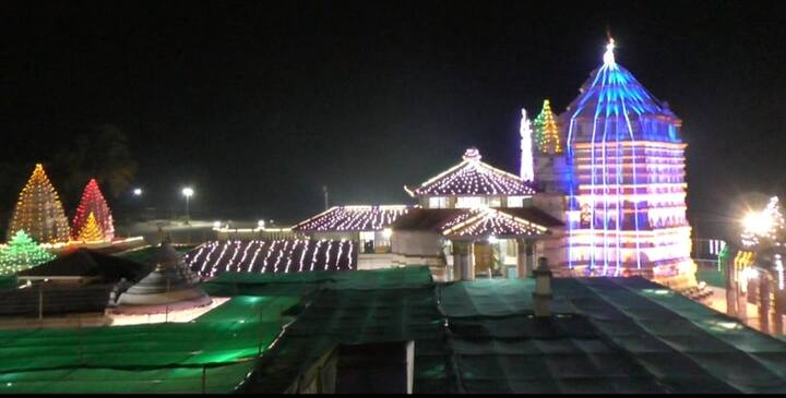 मात्र हि शिवलिंगे समुदाच्या काठावर असल्यामुळे ही ओहोटीच्या वेळीच पाहायला मिळतात.