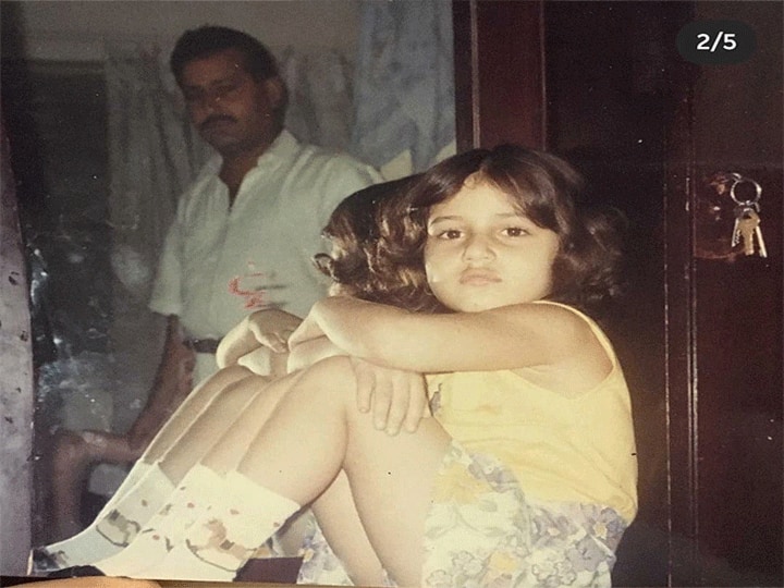 Fatima Sana Shaikh Childhood Photo Went Viral On Social Media, See Here शीशे के सामने उदास बैठकर फोटो खिंचवा रही ये क्यूट बच्ची आज है बॉलीवुड की टॉप एक्ट्रेस, आपने पहचाना क्या?