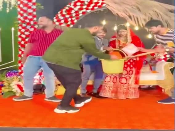शादी में स्टेज पर पहुंचे दूल्हे के दोस्तों ने दुल्हन को दिए ऐसे गिफ्ट, देखकर शर्मा गई दुल्हन शादी में स्टेज पर पहुंचे दूल्हे के दोस्तों ने दुल्हन को दिए ऐसे गिफ्ट, देखकर शर्मा गई दुल्हन