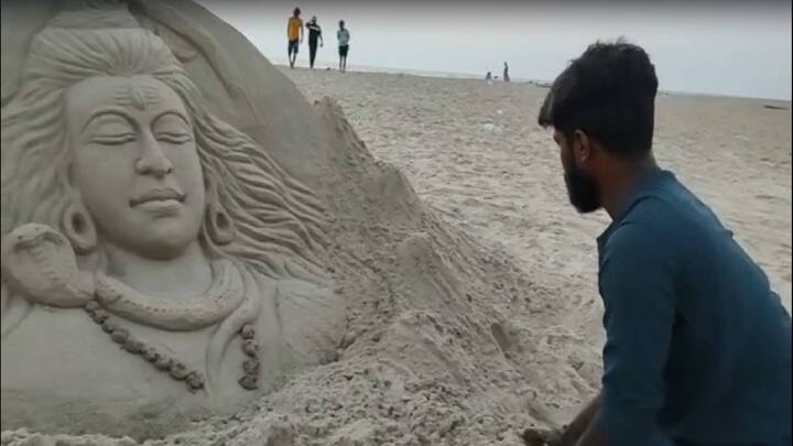 हे वाळूशिल्प साकारण्यासाठी दोन तासांच्या अवधी लागला.