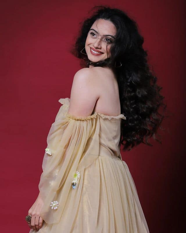 साडीत तर कधी वेस्टर्न स्टाईलमधल्या श्रुतीच्या प्रत्येक फोटोशूटला तिचे चाहते पसंती देतात. (all photo credit :shrumarathe/ig)