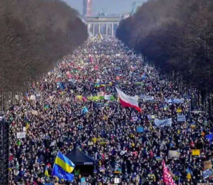 ਰੂਸੀ ਰਾਸ਼ਟਰਪਤੀ ਦੇ ਇਸ ਕਦਮ ਦੀ ਤੁਲਨਾ ਨਾਜ਼ੀ ਹਿਟਲਰ ਨਾਲ ਕੀਤੀ ਜਾ ਰਹੀ ਹੈ, ਜਦਕਿ ਪੁਤਿਨ ਯੂਕਰੇਨ ਦੇ ਰਾਸ਼ਟਰਪਤੀ ਜ਼ੇਲੇਨਸਕੀ 'ਤੇ ਵੀ ਅਜਿਹੇ ਹੀ ਦੋਸ਼ ਲਗਾਉਂਦੇ ਰਹੇ ਹਨ।