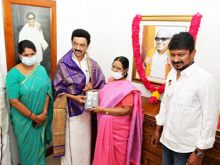 DMK MP Kanimozhi wishes Tamilnadu CM MK Stalin on his birthday at his residence Kanimozhi: “பெரியார், அண்ணா, கலைஞர் வழியில் அண்ணன் ஸ்டாலின்” - கனிமொழி பிறந்தநாள் வாழ்த்து !