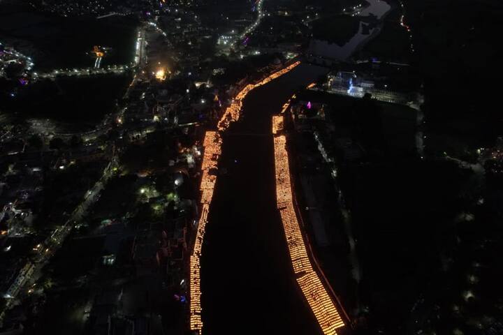 धार्मिक नगरी उज्जैन में 1178000 दीपक लगाकर अयोध्या का रिकॉर्ड तोड़ दिया है. गिनीज बुक ऑफ वर्ल्ड रिकॉर्ड में उज्जैन का नाम दर्ज हो गया है. मुख्यमंत्री शिवराज सिंह चौहान को वर्ल्ड रिकॉर्ड की टीम ने प्रमाण पत्र दे दिया है.