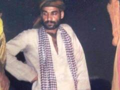 गले में गमछा डाले खड़े इस एक्टर को पहचान पाए क्या ? अगर नहीं, तो पढ़िए डायलॉग और फिर जानें इनका नाम...