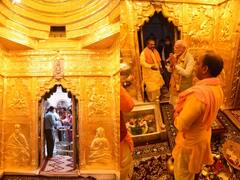 Varanasi: 60 किलो सोने से सजा Kashi Vishwanath Dham का गर्भगृह, भक्तों को हो रहे हैं बाबा के स्वर्णमयी दर्शन