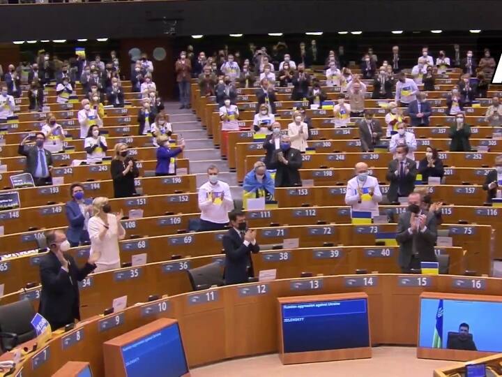 Amid War With russia Ukraine President Volodymyr Zelenskyy received a standing ovation on speech European Parliament Russia Ukraine War: रूस से जंग के बीच यूरोपियन संसद में क्यों बजीं यूक्रेन के राष्ट्रपति के लिए तालियां