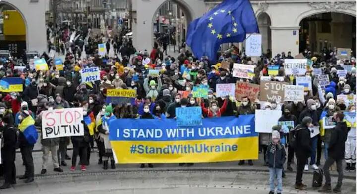 ਇਸੇ ਤਰ੍ਹਾਂ ਸਪੇਨ ਦੇ ਮੈਡ੍ਰਿਡ ਤੋਂ ਵੀ ਤਸਵੀਰਾਂ ਸਾਹਮਣੇ ਆਈਆਂ ਹਨ। ਇੱਥੇ ਵੀ ਲੋਕਾਂ ਨੂੰ ਯੂਕਰੇਨ ਦਾ ਸਮਰਥਨ ਕਰਦੇ ਦੇਖਿਆ ਗਿਆ ਹੈ। ਲੋਕ ਪੁਤਿਨ ਨੂੰ ਹਮਲਾਵਰ ਦੱਸਦੇ ਹੋਏ 