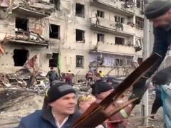 रूस-यूक्रेन जंग में तबाह हो चुके अपने आशियाने का मलबा समेटते नजर आए लोग, वीडियो देखकर नम हो जाएंगी आंखें