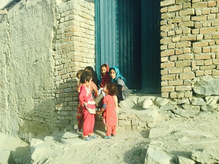 afghanistan crisis afghans selling kidney babies for food since taliban takeover in afghanistan Afghanisthan : अफगाणिस्तानात अन्नासाठी मुलं आणि किडनी विकण्याची वेळ; लोक गरिबी, बेरोजगारीने त्रस्त