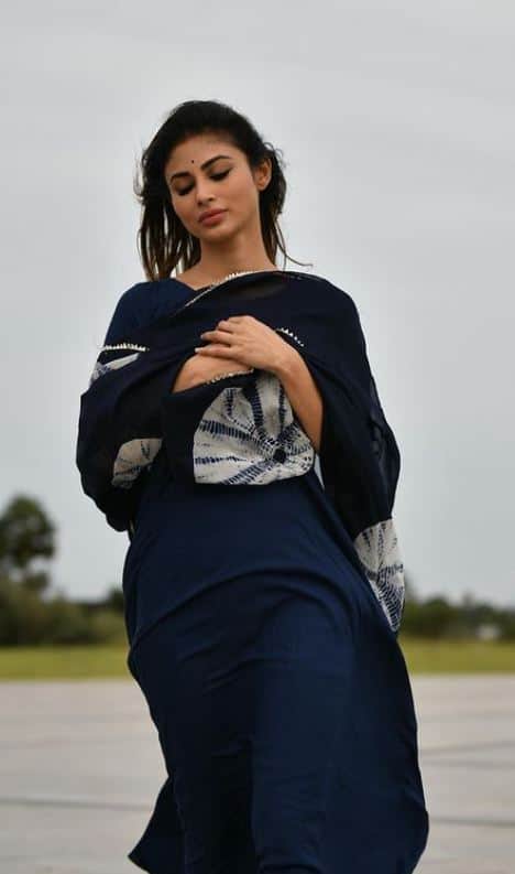 சிவராத்திரி கொண்டாட்டம்.. ஈஷா வந்த மெளனி ராய்! புகைப்படங்கள்!