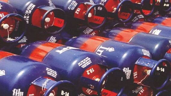LPG Price Hike: महंगाई का लगा जोरदार झटका, इस एलपीजी सिलेंडर के दामों में 105 रुपये का हुआ इजाफा LPG Price Hike: महंगाई का लगा जोरदार झटका, इस एलपीजी सिलेंडर के दामों में 105 रुपये का हुआ इजाफा