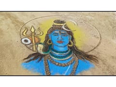 महाशिवरात्रीचं औचित्य साधून समुद्र किनाऱ्यावर साकारली 25 फुटाची महादेवाची रांगोळी!