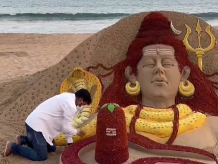 Mahashivratri 2022 Odisha sand artist Sudarsan creates Shiva sculpture with 23436 Rudrakshas in 6 Hours Puri Beach Watch video:  23,000 ருத்ராட்ச மணிகளில் சிவன் சிற்பம்.. உலக அமைதிக்காக மஹா சிவராத்திரி நாள் பிரார்த்தனை..!