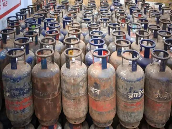 Delhi News Price of commercial LPG gas cylinder increased by Rs 105 in Delhi now 2012 price Commercial Gas Cylinder: दिल्ली में कमर्शियल गैस सिलेंडर के दाम में भारी उछाल, अब चुकानी होगी इतनी कीमत