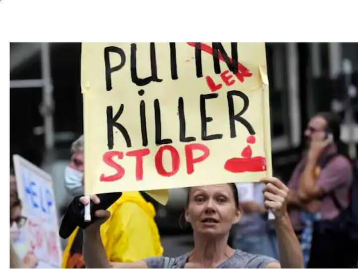 ਅਮਰੀਕਾ ਦੀ ਰਾਜਧਾਨੀ ਵਾਸ਼ਿੰਗਟਨ ਡੀਸੀ ਵਿੱਚ ਵੱਡੀ ਗਿਣਤੀ ਵਿੱਚ ਲੋਕਾਂ ਨੇ ਵ੍ਹਾਈਟ ਹਾਊਸ ਦੇ ਸਾਹਮਣੇ ਰੈਲੀ ਕੱਢ ਕੇ ਯੂਕਰੇਨ ਦਾ ਸਮਰਥਨ ਕੀਤਾ। ਵ੍ਹਾਈਟ ਹਾਊਸ ਦੇ ਸਾਹਮਣੇ ਰੈਲੀ ਕਰਨ ਲਈ ਵੱਡੀ ਗਿਣਤੀ 'ਚ ਲੋਕ ਇਕੱਠੇ ਹੋਏ ਅਤੇ ਸਾਰਿਆਂ ਦੇ ਹੱਥਾਂ 'ਚ ਯੂਕਰੇਨ ਦੇ ਝੰਡੇ ਅਤੇ ਜੰਗ ਨੂੰ ਰੋਕਣ ਦੀ ਅਪੀਲ ਕਰਨ ਵਾਲੇ ਪੋਸਟਰ ਨਜ਼ਰ ਆਏ।