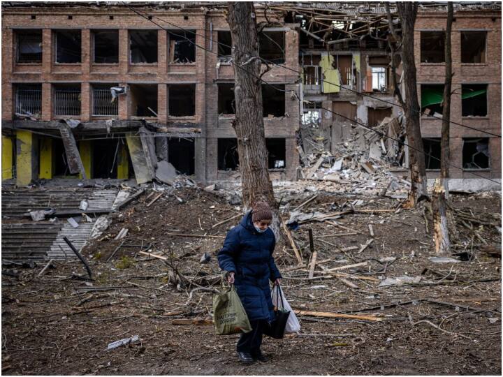 Ukraine Russia War Moscow attack on base near Kharkiv killed 70 soldiers know latest 10 points यूक्रेन के दूसरे बड़े शहर खारकीव पर रूस की बमबारी, कीव में अलर्ट के सायरन, लोगों को बंकर में जाने की सलाह, जानें 10 बड़ी बातें