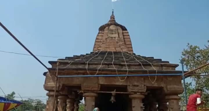 आठ दशक पहले गांव में भीषण अकाल पडऩे पर सहसपुर, नवकेशा, लालपुर, लुक, बुंदेली, गाड़ाडीह सहित आसपास क्षेत्र के ग्रामीणों ने महा शिवरात्रि के दिन गर्भगृह में स्थापित शिवलिंग को जल अभिषेक कर डूबाने का निर्णय लिया था. योजना के मुताबिक मंदिर परिसर से लगभग 300 मीटर की दूरी पर स्थित जलाशय तक कतारबद्ध खड़े होकर जल अभिषेक किया. सुबह से शाम तक शिवलिंग पर हजारों गैलन जल चढ़ाया गया, लेकिन शिवलिंग को जल से डुबाने का प्रयास असफल रहा. हजारों गैलन पानी कहां गया किसी को पता नहीं चला. तब गांव वालों को यह लगा कि शिवजी को पानी से डुबाने का निर्णय एक अहंकार था.इसके बाद से गर्भगृह में स्थापित शिवलिंग की आस्था बढ़ती चली आ रही है. तब से हर साल महाशिवरात्रि में मेला लगता है. आसपास के ग्रामीण शिवलिंग का जल अभिषेक करने पहुंचते हैं. परंपरा के मुताबिक अभी श्रद्धालु मंदिर के गर्भगृह से जलाशय तक कतारबद्ध खड़े होकर जलाशय के जल से शिवजी का अभिषेक करते हैं.