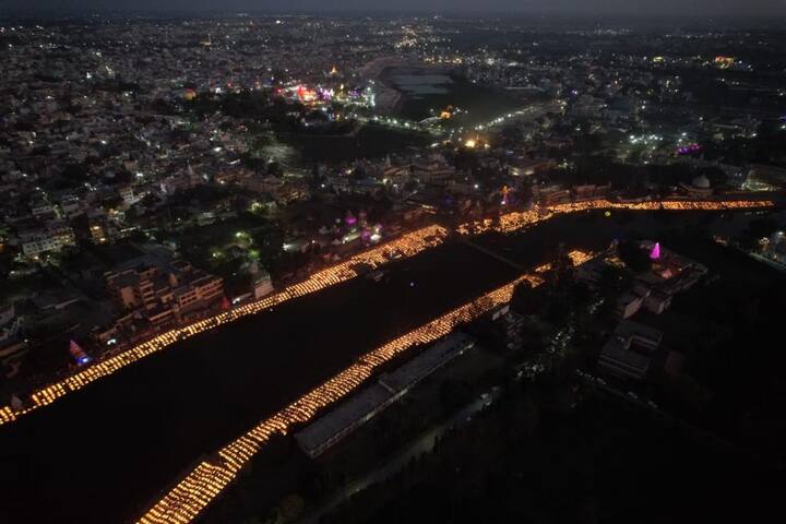 उज्जैन कलेक्टर आशीष सिंह ने बताया कि पूरे शहर में 21 लाख से ज्यादा दीपक लगाए गए थे लेकिन वर्ल्ड रिकॉर्ड की टीम ने केवल घाटों पर लगने वाले दीपक को अकाउंट किया.