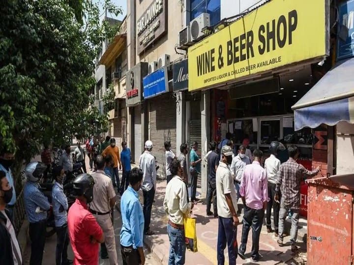 Delhi Excise Department ends Discount on liquor , bottle can be bought only on MRP Delhi Liquor: दिल्ली में अब एक शराब की बोतल खरीदने पर दूसरी नहीं मिलेगी फ्री, सभी छूट खत्म, MRP पर ही खरीद सकेंगे