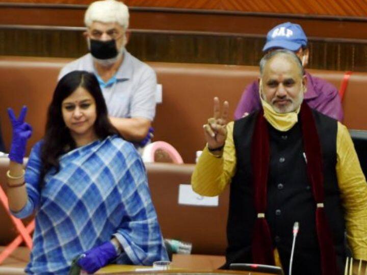 दिल्ली एमसीडी चुनाव के दो महीने पहले से ही आम आदमी पार्टी और बीजेपी ने उम्मीदवरों को खोजना शुरू कर दिया है. दोनों पार्टियां इसके लिए अलग-अलग फॉर्मूला लगा रही हैं.