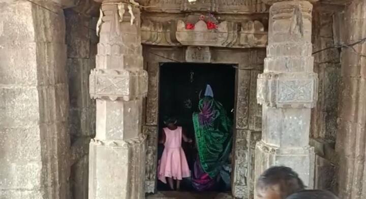 शिव मंदिर के मंडप में पत्थर से बनें 16 पिल्लर(कॉलम) है. प्रत्येक पिल्लर में नाग उकेरे गए हैं. मंदिर के प्रवेश द्वार में चतुर्भुजी शिव एवं दाएं छोर पर ब्रम्हा और बाएं छोर पर विष्णु की प्रतिमा विराजमान है. नीचे में नवग्रह विपरीत क्रम में अंकित है.