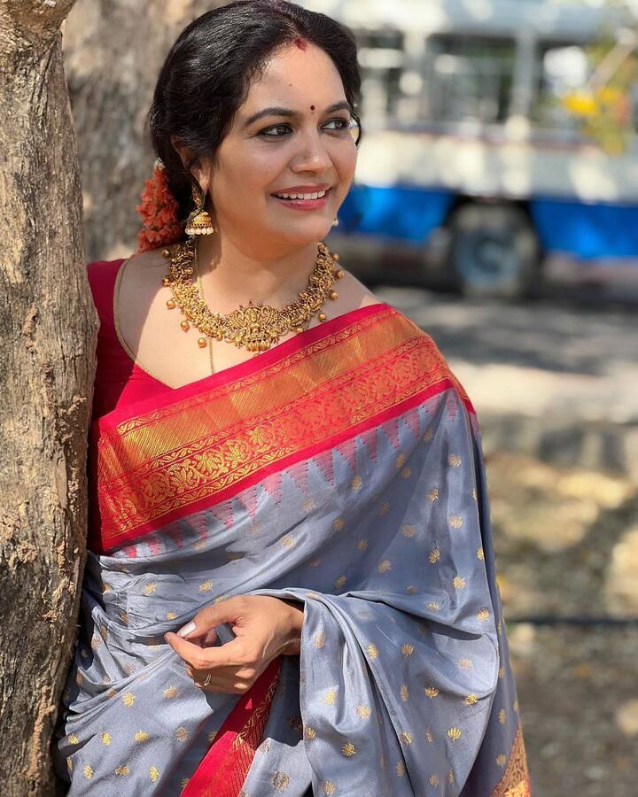 తెలుగు దనానికి కేరాఫ్ అడ్రస్ లా కనిపిస్తున్న సునీతను చూస్తుంటే ఎవరికైనా ముచ్చలేయడం ఖాయం. -Image credit: Singer Sunitha/Instagram